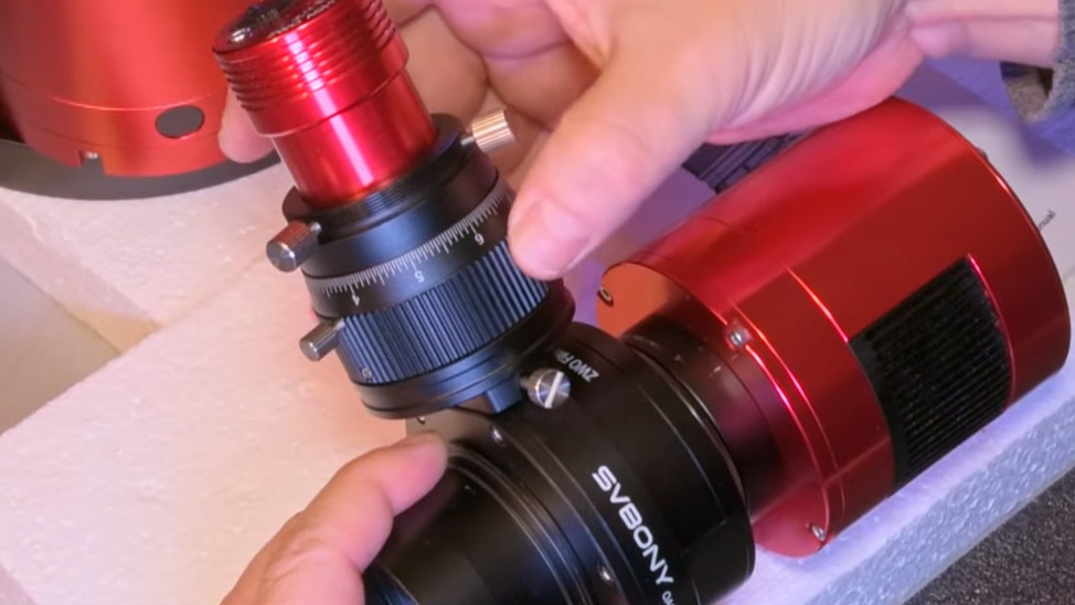 Dual helical focuser enables fast and stable locking of focus.